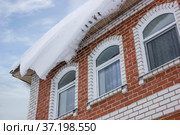 Место повышенной опасности. Возможно падения снега с крыши. Стоковое фото, фотограф Александр Романов / Фотобанк Лори