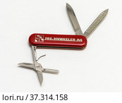 Нож Victorinox на светлом фоне. Швейцария (2021 год). Редакционное фото, фотограф Игорь Низов / Фотобанк Лори