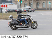 Мотоциклист на городской улице (2021 год). Редакционное фото, фотограф Grigory_Gez / Фотобанк Лори