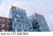 Вывески компаний Microsoft и A-Salt («А-Соль») на здании БЦ «Авеню» по Аптекарской набережной в Санкт-Петербурге (2022 год). Редакционное фото, фотограф Румянцева Наталия / Фотобанк Лори