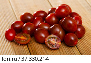 Cherry kumato tomatoes. Стоковое фото, фотограф Яков Филимонов / Фотобанк Лори