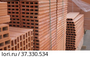 Pallets with bricks in a warehouse of a brick factory. Стоковое видео, видеограф Яков Филимонов / Фотобанк Лори
