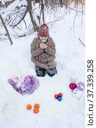 Портрет девочки в новогоднем заснеженном зимнем лесу. Portrait of a girl in a New Year's snowy winter forest. (2022 год). Редакционное фото, фотограф Мария / Фотобанк Лори