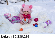 Портрет девочки в новогоднем заснеженном зимнем лесу. Portrait of a girl in a New Year's snowy winter forest. (2022 год). Редакционное фото, фотограф Мария / Фотобанк Лори