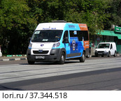 Маршрутное такси 322м на рейсе. Первомайская улица. Район Измайлово. Город Москва (2012 год). Редакционное фото, фотограф lana1501 / Фотобанк Лори