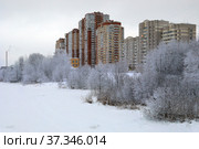 Новый жилой микрорайон на берегу реки Пехорки зимой (2021). Город Балашиха, Московская область, Россия. Стоковое фото, фотограф Bala-Kate / Фотобанк Лори