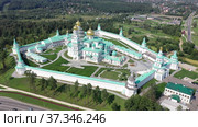 Drone view of the Resurrection New Jerusalem Stavropigial Monastery in the city of Istra, Russia. Стоковое видео, видеограф Яков Филимонов / Фотобанк Лори