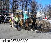 Катание детей на пони. Пушкинская площадь. Тверской район. Город Москва (2013 год). Редакционное фото, фотограф lana1501 / Фотобанк Лори