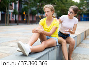 Girl begging offended girlfriend to remain friends after quarrel. Стоковое фото, фотограф Яков Филимонов / Фотобанк Лори