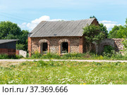 Торосово. Ленинградская область.  Руины хозяйственных построек усадьбы баронов Врангелей (2018 год). Стоковое фото, фотограф Александр Щепин / Фотобанк Лори