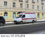 Автомобиль скорой медицинской помощи. Первомайская улица. Район Измайлово. Город Москва (2013 год). Редакционное фото, фотограф lana1501 / Фотобанк Лори
