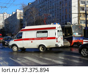 Автомобиль скорой медицинской помощи. Первомайская улица. Район Восточное Измайлово. Город Москва (2013 год). Редакционное фото, фотограф lana1501 / Фотобанк Лори