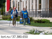 Moscow, Russia - May 31. 2021. LDPR - Liberal Democratic Party of Russia - Members hand out packages of campaign materials to people. Редакционное фото, фотограф Володина Ольга / Фотобанк Лори