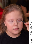 Визажист делает макияж ребенку. A makeup artist makes makeup for a child. Стоковое фото, фотограф Мария / Фотобанк Лори