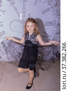 Красивый нарядный ребенок выступает на детском конкурсе красоты. A beautiful dressed-up child performs at a children's beauty contest. (2021 год). Редакционное фото, фотограф Мария / Фотобанк Лори