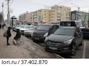 Калуга, люди зимой на улице Кирова (2022 год). Редакционное фото, фотограф Дмитрий Неумоин / Фотобанк Лори
