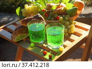 Натюрморт с тархуном, хачапури и фруктами. Стоковое фото, фотограф Марина Володько / Фотобанк Лори