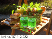 Натюрморт с тархуном, хачапури и фруктами. Стоковое фото, фотограф Марина Володько / Фотобанк Лори