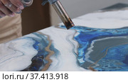 Using a burner to finalize the epoxy resin painting. Стоковое видео, видеограф Константин Шишкин / Фотобанк Лори