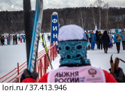 Участники открытой Всероссийской массовой лыжной гонки "Лыжня России" на территории олимпийского учебно-спортивного центра "Планерная" в городе Химки Московской области, Россия (2022 год). Редакционное фото, фотограф Николай Винокуров / Фотобанк Лори