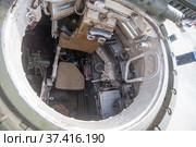 Вид сверху на открытый люк наводчика советского среднего танка Т-62М в экспозиции на Международном военно-техническом форуме "Армия-2015", Кубинка, Московская область, парк "Патриот" Редакционное фото, фотограф Малышев Андрей / Фотобанк Лори