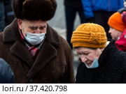 Люди принимают участие в акции коммунистов посвященному Дню защитника Отечества на Площади Революции в центре города Москвы, Россия (2022 год). Редакционное фото, фотограф Николай Винокуров / Фотобанк Лори