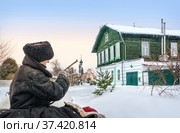 Кучер, лошадь, жилой дом, храм Рождества Христова, Суздаль (2022 год). Стоковое фото, фотограф Baturina Yuliya / Фотобанк Лори