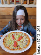 Girl eating pizza in a cafe. Стоковое фото, фотограф Марина Володько / Фотобанк Лори