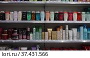 Colorful showcase in cosmetic boutique with variety of hair care treatments and wigs (2020 год). Редакционное видео, видеограф Яков Филимонов / Фотобанк Лори