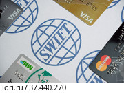 Банковские карты VISA, MasterCard, "Мир" на фоне логотипа SWIFT (2022 год). Редакционное фото, фотограф Гребенев Пётр / Фотобанк Лори