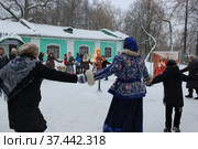 Проводы Масленицы в городе Александрове Владимирской области. Праздничные гуляния на территории музея "Особняк купца Первушина" (2018 год). Редакционное фото, фотограф Елена Орлова / Фотобанк Лори