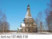 Древняя деревянная Сретено-Михайловская церковь (1655) февральским солнечным днем. Красная Ляга, Каргопольский район. Арахангельская область, Россия (2021 год). Стоковое фото, фотограф Виктор Карасев / Фотобанк Лори