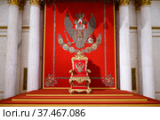 Императорский трон в Большом тронном зале Зимнего дворца. Эрмитаж, Санкт-Петербург (2022 год). Редакционное фото, фотограф Виктор Карасев / Фотобанк Лори