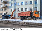 Уборка снега на городском тротуаре коммунальной техникой. Кронштад, Санкт-Петербург (2022 год). Редакционное фото, фотограф Виктор Карасев / Фотобанк Лори