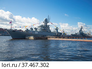 Малый противолодочный корабль "Зеленодольск" на реке Неве. Подготовка к Дню ВМФ (2015 год). Редакционное фото, фотограф Виктор Карасев / Фотобанк Лори