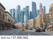 Солнечный апрельский день на Большой Дорогомиловской улице. Москва (2021 год). Редакционное фото, фотограф Виктор Карасев / Фотобанк Лори