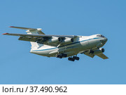 SAINT PETERSBURG, RUSSIA - MAY 29, 2021: Российский тяжелый военно-транспортный самолет Ил-76МД (RF-76615) на глиссаде на фоне голубого безоблачного неба. Редакционное фото, фотограф Виктор Карасев / Фотобанк Лори