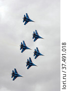 Авиационная группа высшего пилотажа "Русские витязи" в небе на Международном авиационно-космическом салоне МАКС-2021 в Жуковском, Россия. Редакционное фото, фотограф Free Wind / Фотобанк Лори