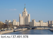 Вид на высотное сталинское здание на Котельнической набережной  солнечным апрельским днем. Москва (2021 год). Стоковое фото, фотограф Виктор Карасев / Фотобанк Лори