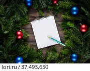Новогодний фон с чистым листом блокнота и ручкой. Вид сверху. Стоковое фото, фотограф Андрей Пустякин / Фотобанк Лори