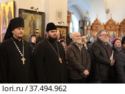 Писатель Владимир Николаевич Крупин и драматург Владимир Малягин на литургии в Казанском храме Реутова (2022 год). Редакционное фото, фотограф Дмитрий Неумоин / Фотобанк Лори