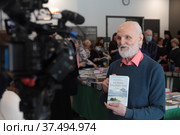 Писатель Владимир Николаевич Крупин даёт интервью телевидению (2022 год). Редакционное фото, фотограф Дмитрий Неумоин / Фотобанк Лори