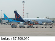Аэробус A319-111 (OO-SSA) авиакомпании Brussels Airlines в аэропорту Мальпенса пасмурным утром. МСилан, Италия (2017 год). Редакционное фото, фотограф Виктор Карасев / Фотобанк Лори