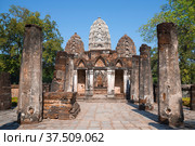 У входа в древний кхмерский храм Wat Si Sawai. Исторический парк Сукхотай, Таиланд (2016 год). Стоковое фото, фотограф Виктор Карасев / Фотобанк Лори