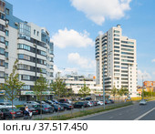 Улица Сибгата Хакима. Летний день. Казань. Республика Татарстан. Россия (2021 год). Редакционное фото, фотограф E. O. / Фотобанк Лори
