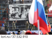 Праздник в поддержку 8-летия воссоединения Крыма с Россией на площади в Балашихе (2022 год). Редакционное фото, фотограф Дмитрий Неумоин / Фотобанк Лори