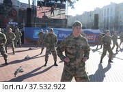 Военные показывают умение владения оружием на площади в Балашихе (2022 год). Редакционное фото, фотограф Дмитрий Неумоин / Фотобанк Лори