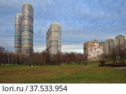 Moscow, Russia.  November 07, 2021:   High-rise buildings and Church of Cyril and Methodius in Rostokino near Aqueduct park in autumn, Moscow, Russia. Редакционное фото, фотограф Алексей Антипов / Фотобанк Лори
