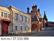 Cathedral (Dormition) of Assumption of Blessed Virgin Mary (17th century), bell tower and old hisroric house, Krutitsy Patriarchal Metochion (13th century), Moscow, Russia (2021 год). Стоковое фото, фотограф Алексей Антипов / Фотобанк Лори