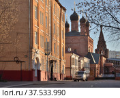 Moscow, Russia, November 16, 2021:   Entrance and Cathedral (Dormition) of Assumption of Blessed Virgin Mary (17th century), bell tower and old hisroric house, Krutitsy Patriarchal Metochion  (13th century) Редакционное фото, фотограф Алексей Антипов / Фотобанк Лори